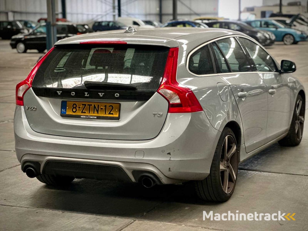Volvo V60 1.6 T3 R Design Automaat; 8-ZTN-12