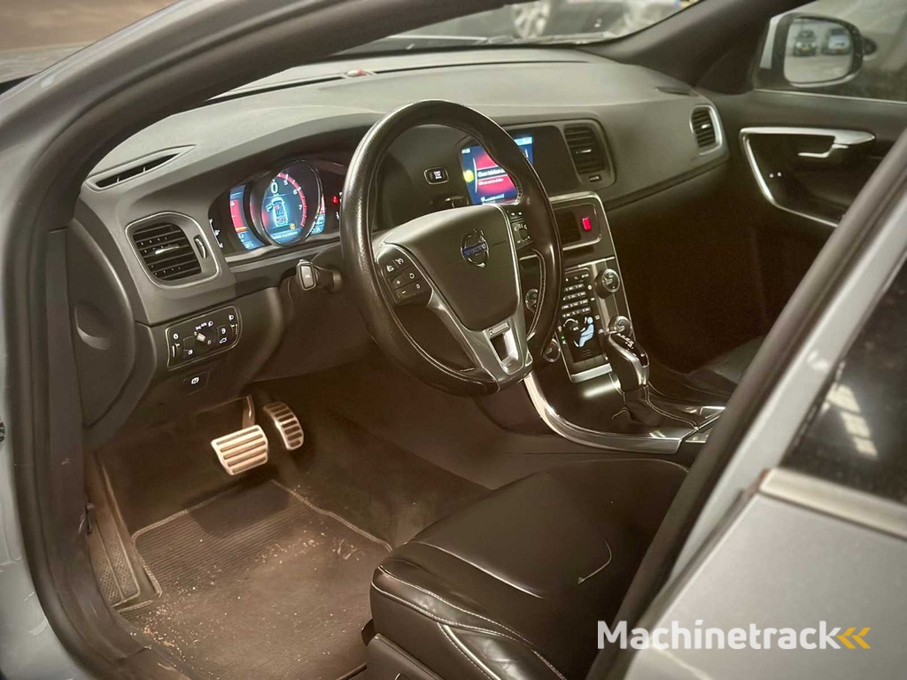 Volvo V60 1.6 T3 R Design Automaat; 8-ZTN-12
