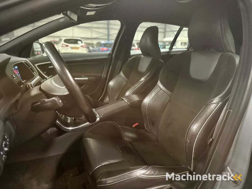 Volvo V60 1.6 T3 R Design Automaat; 8-ZTN-12