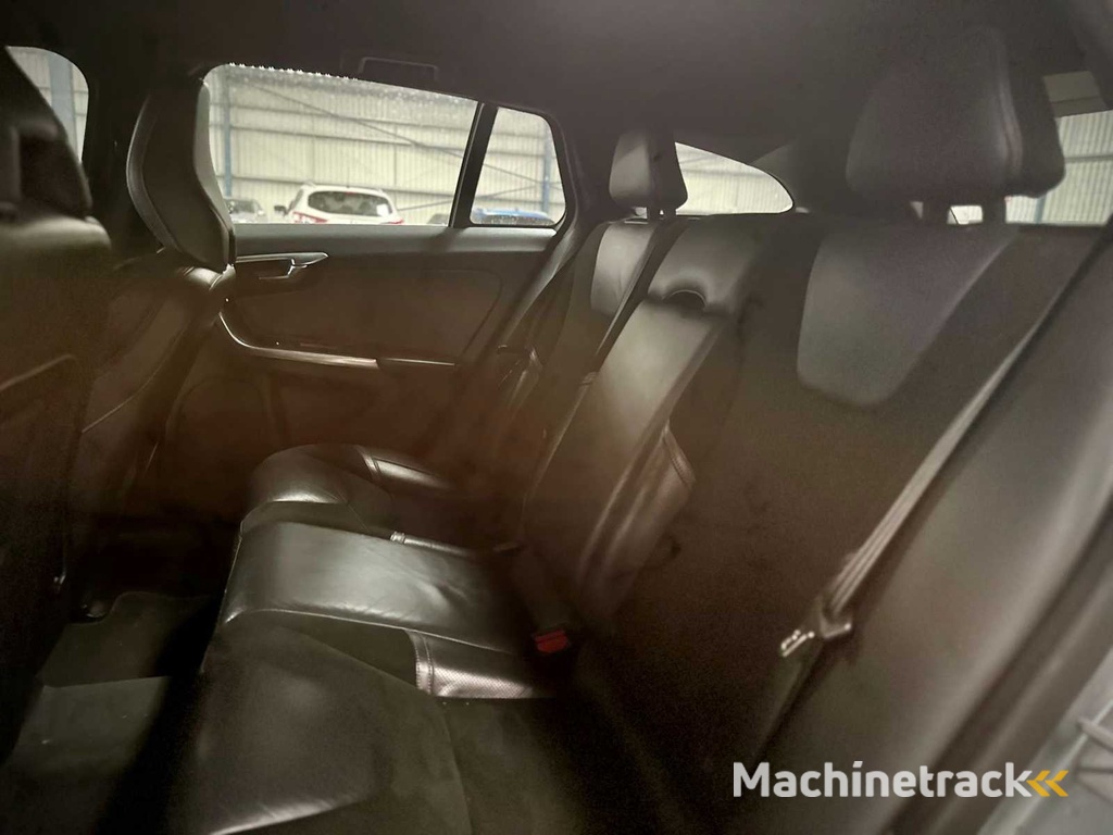 Volvo V60 1.6 T3 R Design Automaat; 8-ZTN-12