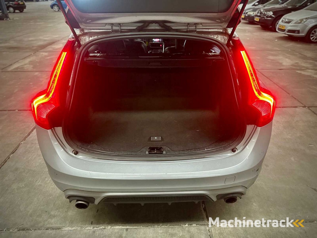 Volvo V60 1.6 T3 R Design Automaat; 8-ZTN-12
