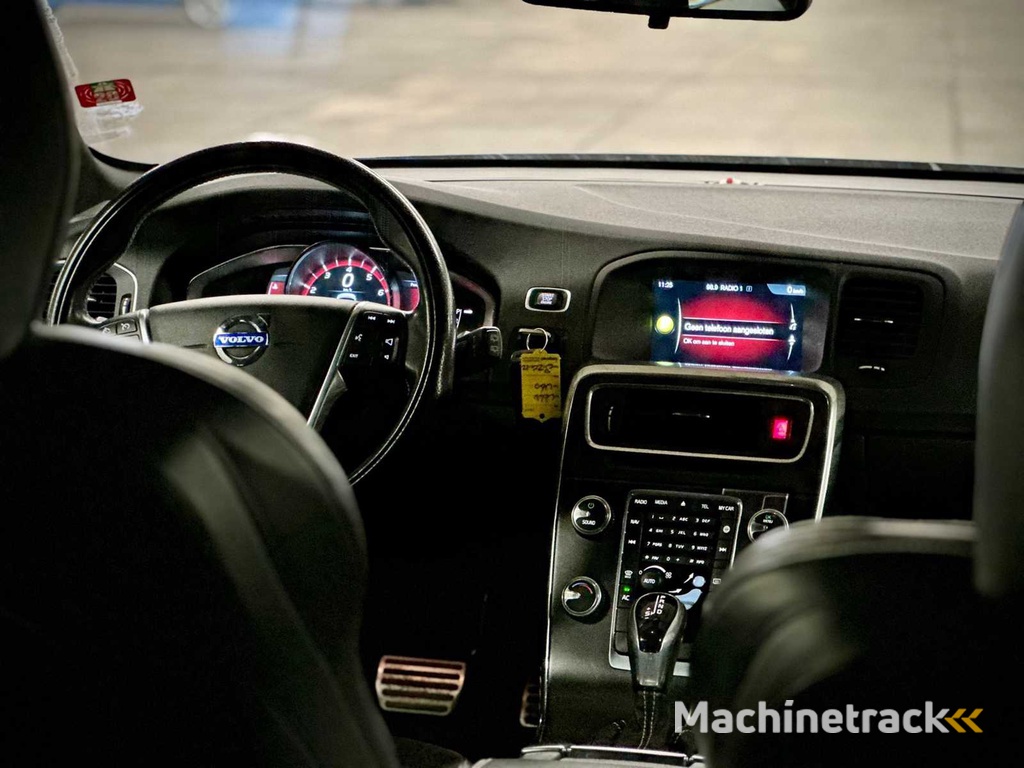 Volvo V60 1.6 T3 R Design Automaat; 8-ZTN-12