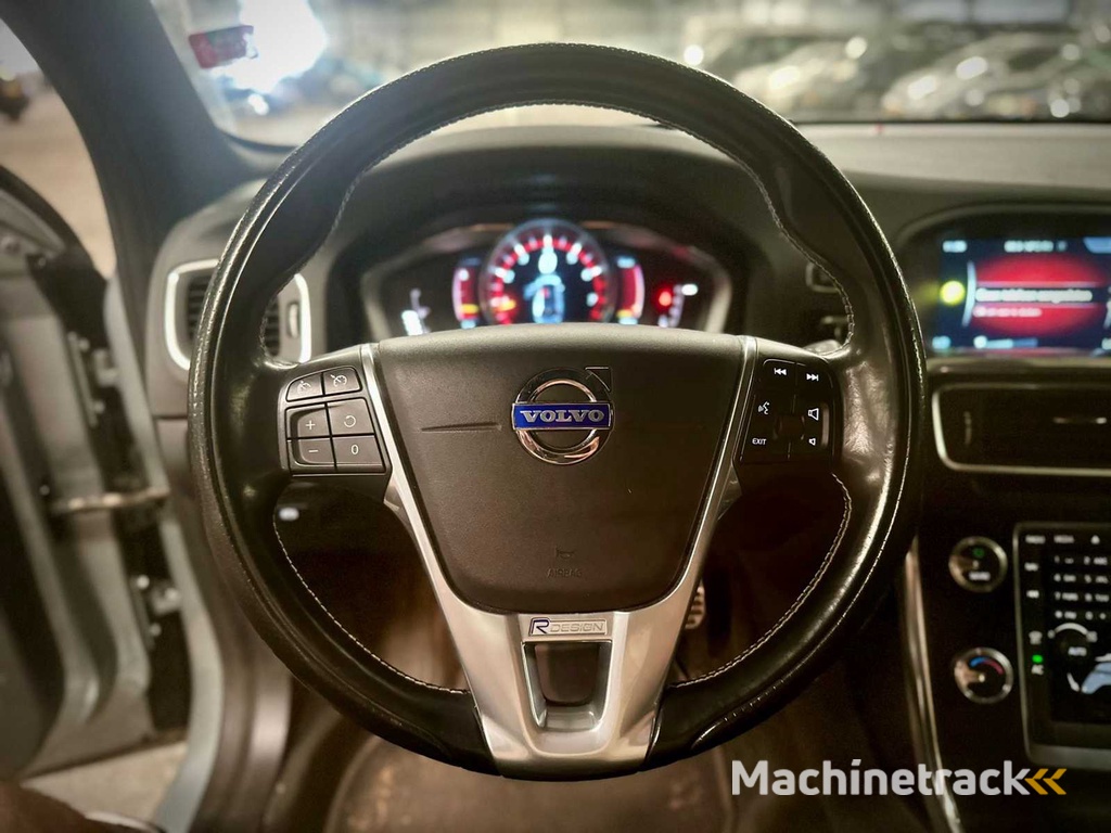 Volvo V60 1.6 T3 R Design Automaat; 8-ZTN-12