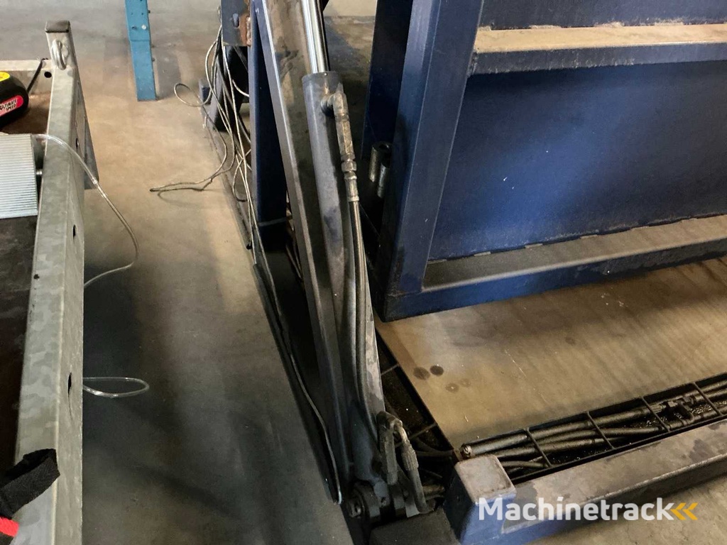 2008 Bouwmeester Metaal Kistenkantelaar