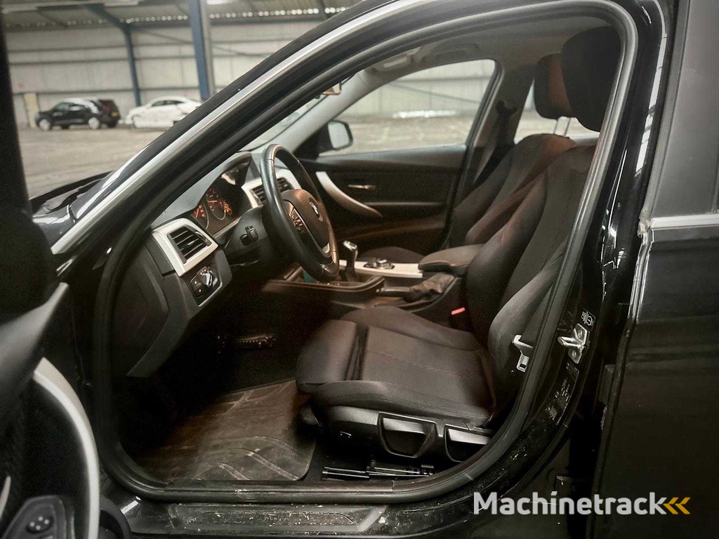 BMW 316i Touring xExecutive; 2-TJT-55