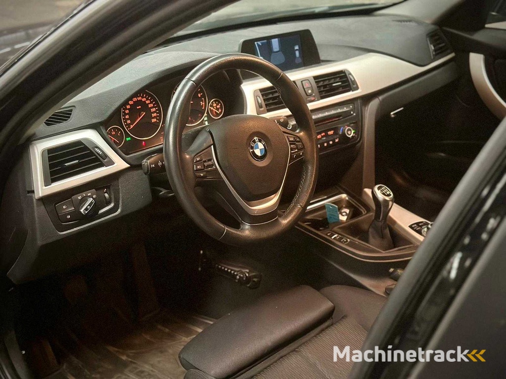BMW 316i Touring xExecutive; 2-TJT-55