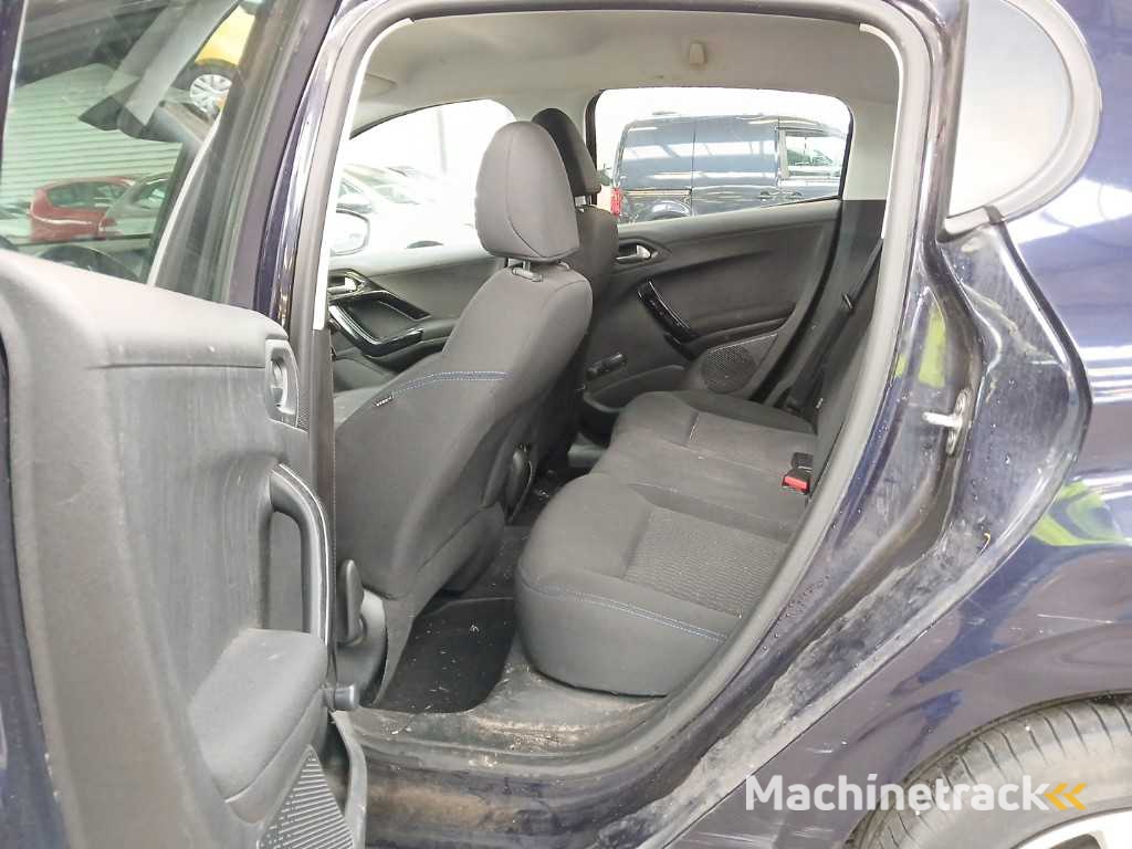 Peugeot 208 1.2 PureT. Signature, ; XV-849-T