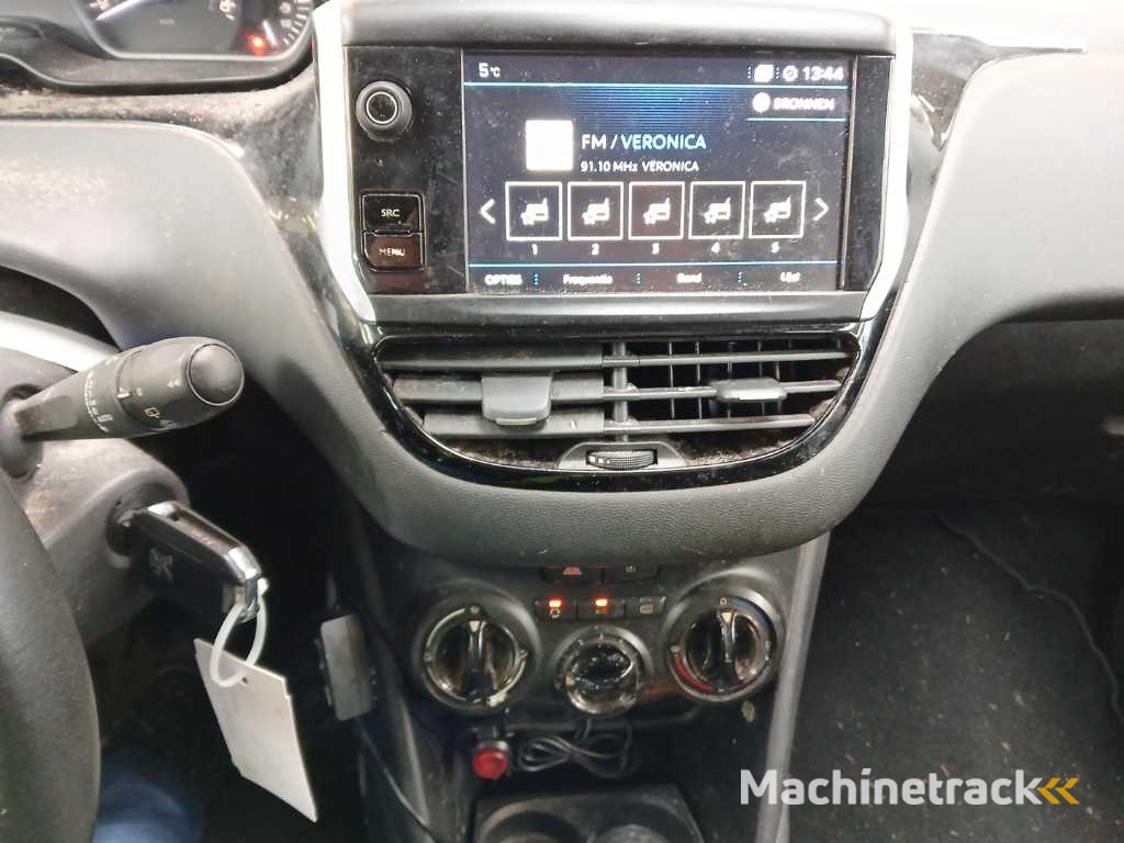 Peugeot 208 1.2 PureT. Signature, ; XV-849-T