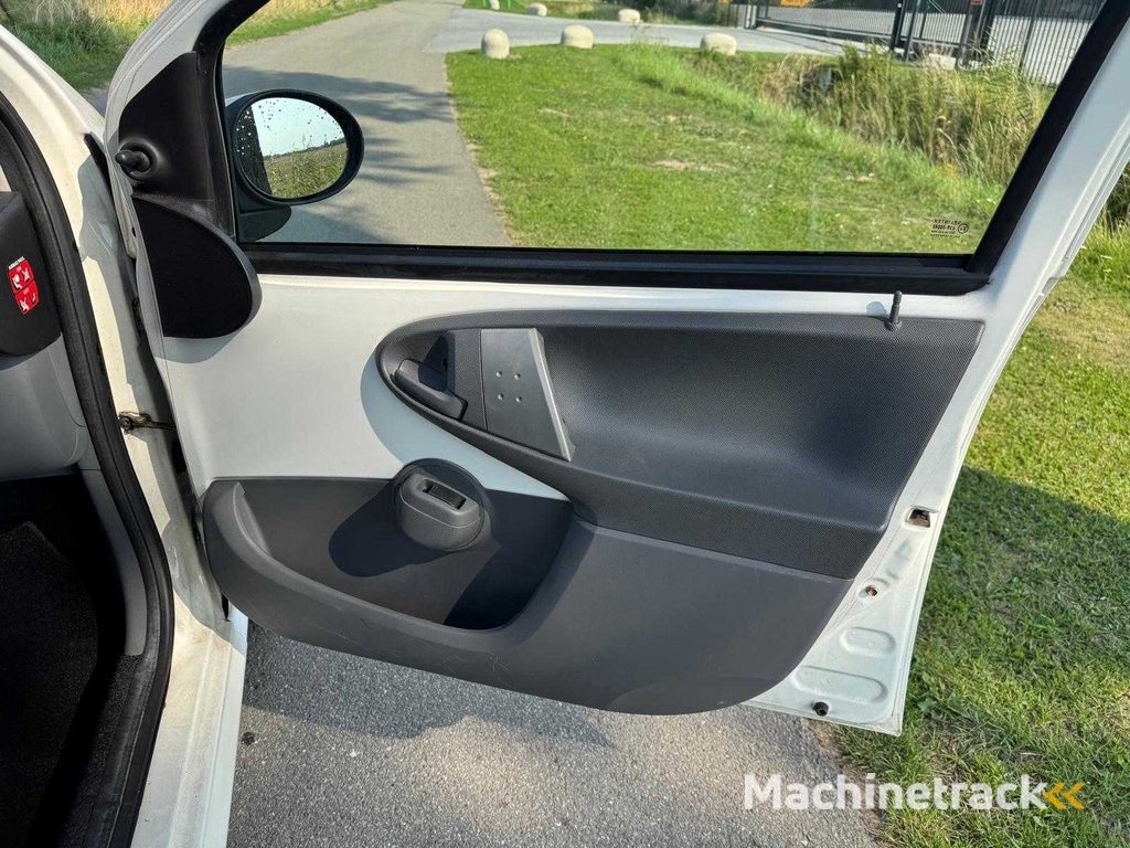 Peugeot  107  1.0-12V XS 5-Deurs S-067-GH