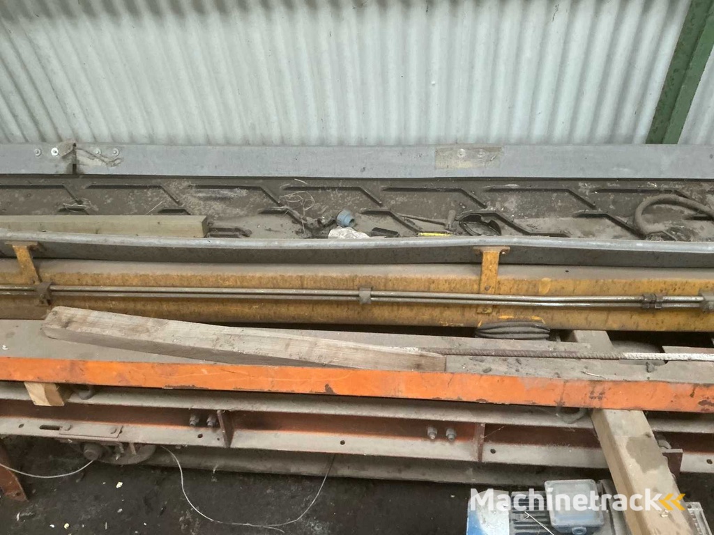 Hydraulische en magnetische transportband