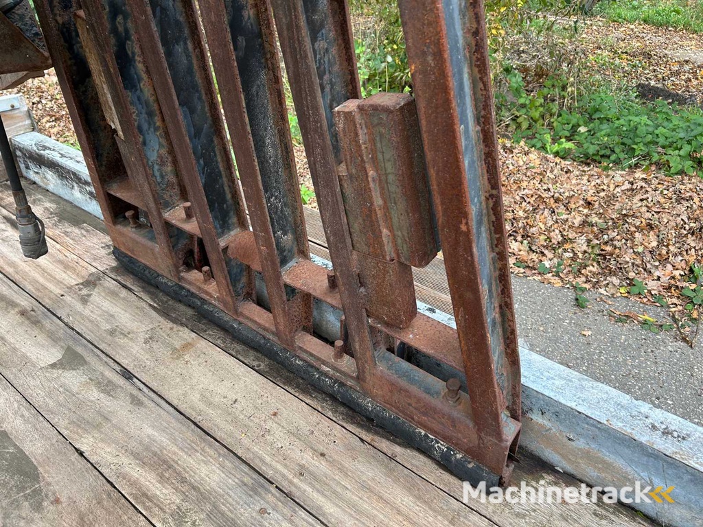 Aanhangwagen met stenenklem