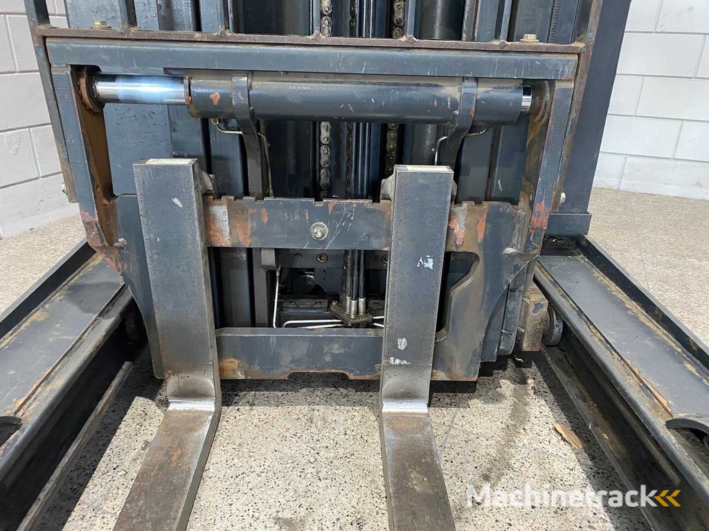 Linde - 2015 - R16 - Reach truck