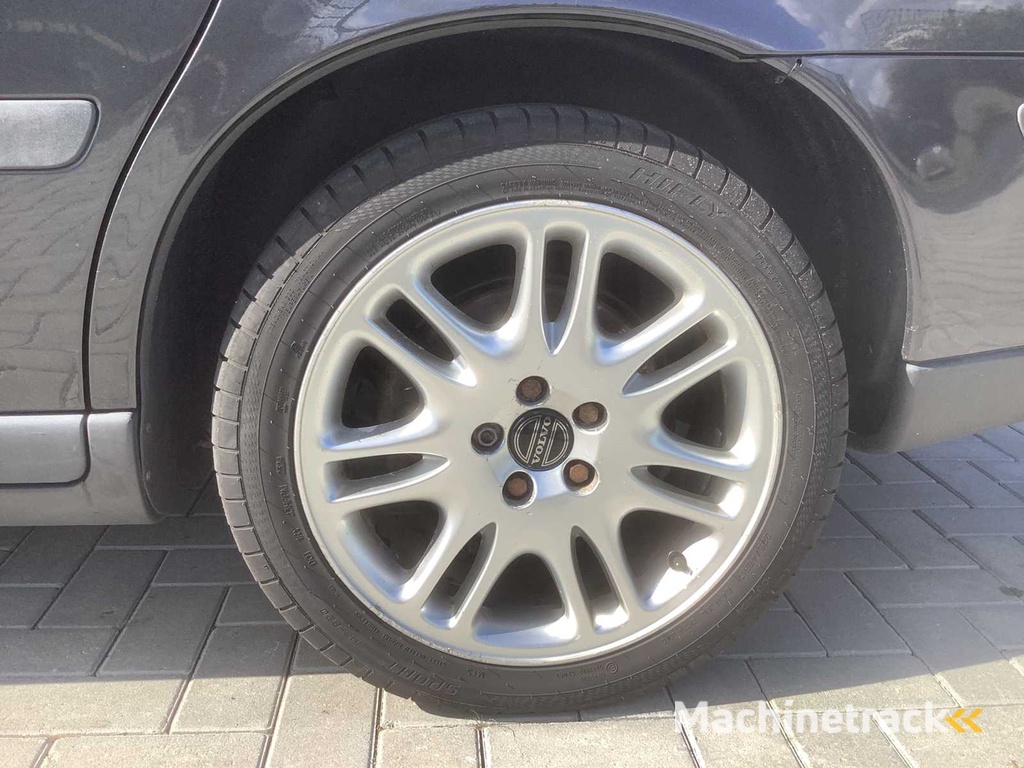 2001 Volvo V70 2.4 Comfort Line Passenger Car