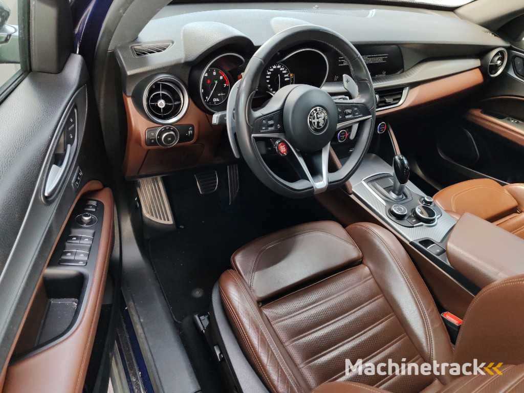 Alfa Romeo Stelvio 2.0 T AWD Super Automatic; RN-995-G