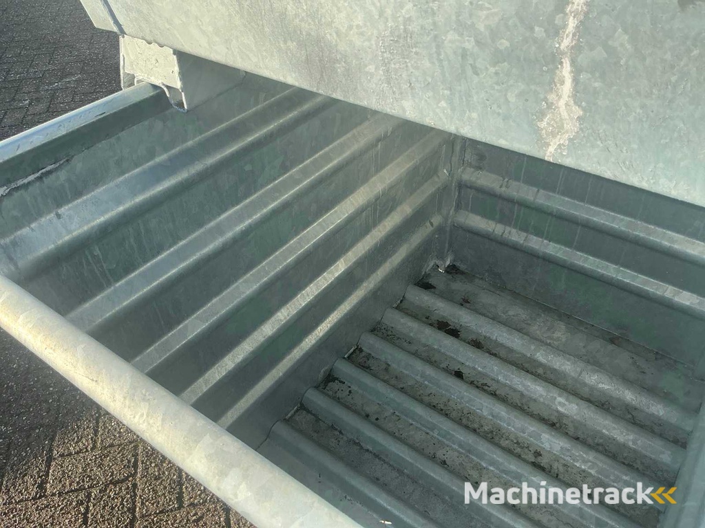 Verzinkte stapelbare Kippschaufel (5x) mit Traverse