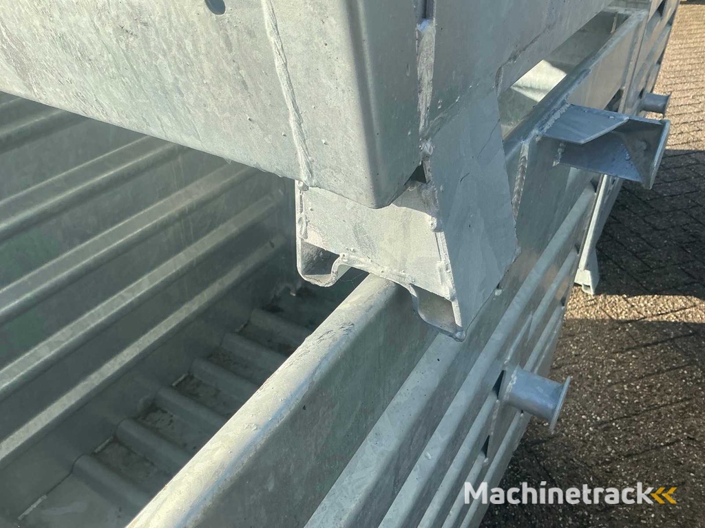 Verzinkte stapelbare Kippschaufel (5x) mit Traverse