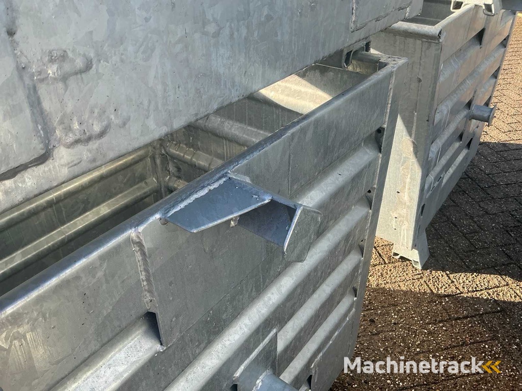 Verzinkte stapelbare Kippschaufel (5x) mit Traverse