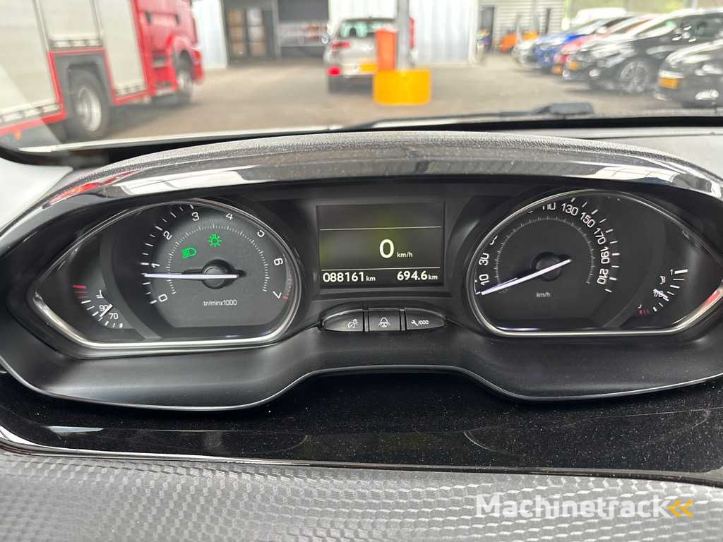 Peugeot 2008 1.2 PureTech Allure , ZG-666-P