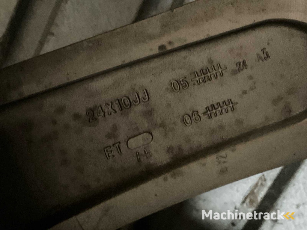 Dodge R/T Rim with tire (4x)