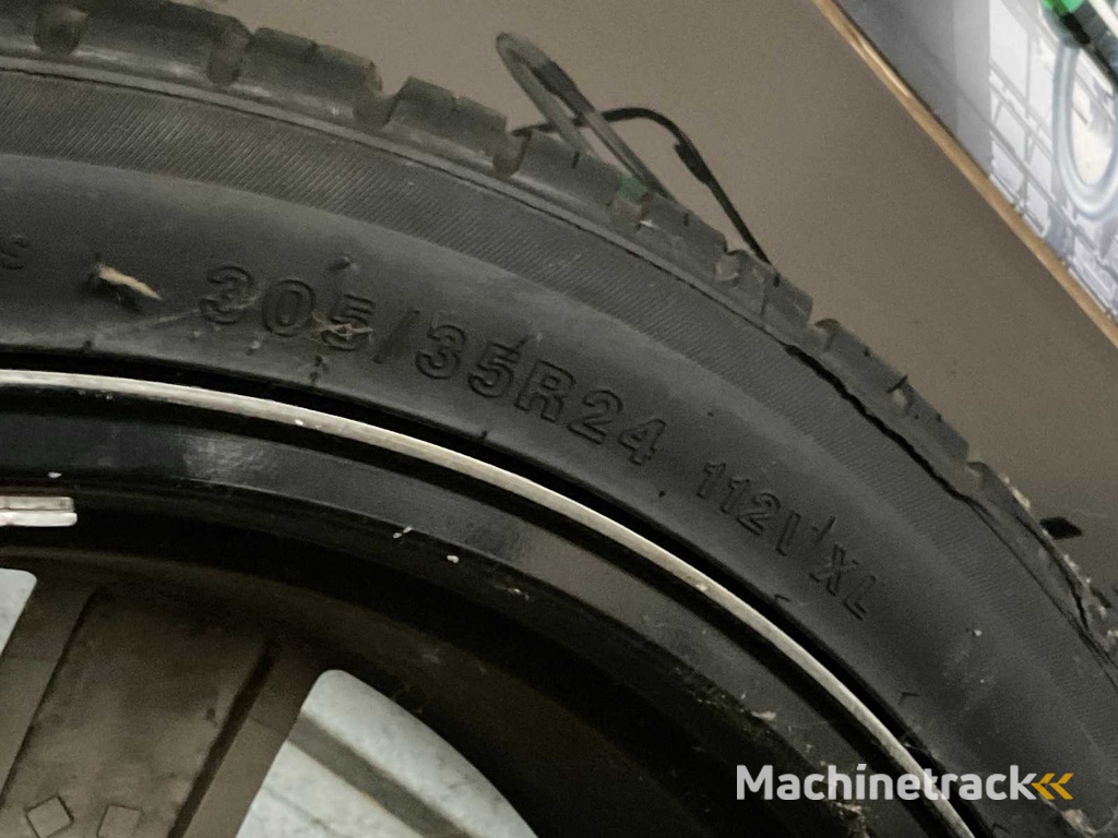 Dodge R/T Rim with tire (4x)