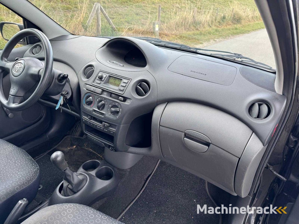 Toyota Yaris 1.0 VVT-i 8-TGD-73