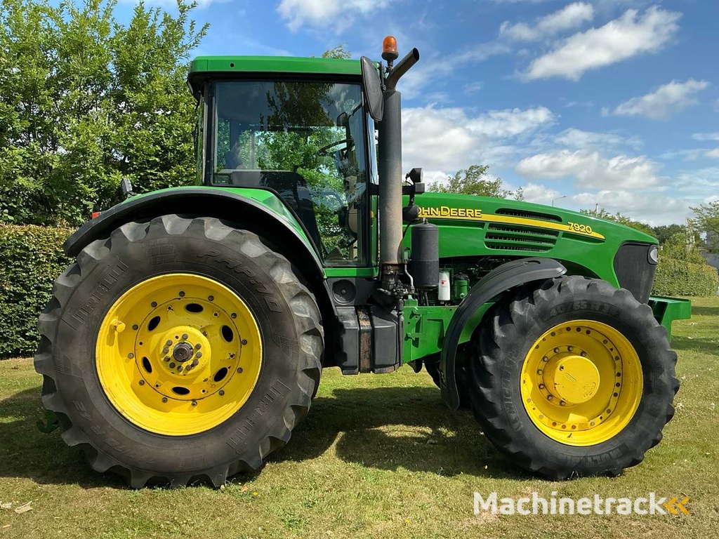 2004 John Deere 7920 All-wheel drive farm tractor