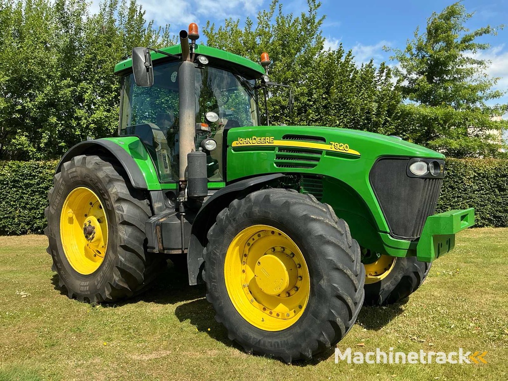 2004 John Deere 7920 All-wheel drive farm tractor