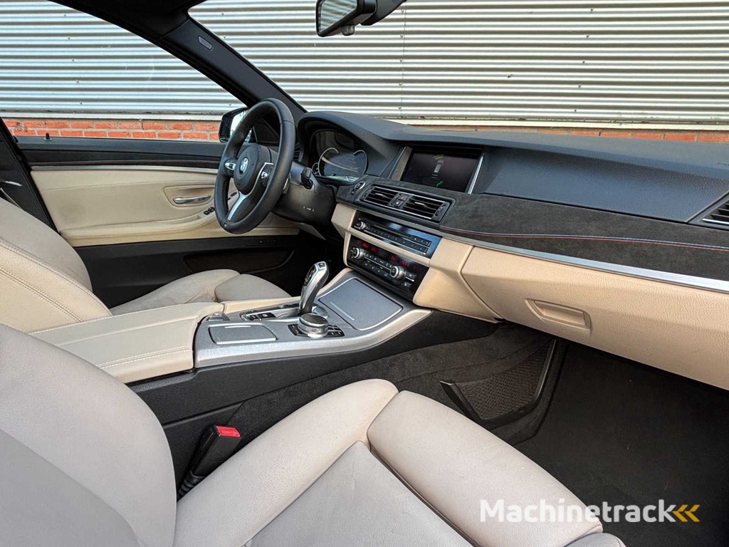 BMW 520i Touring High Executive Automaat; HV-545-J
