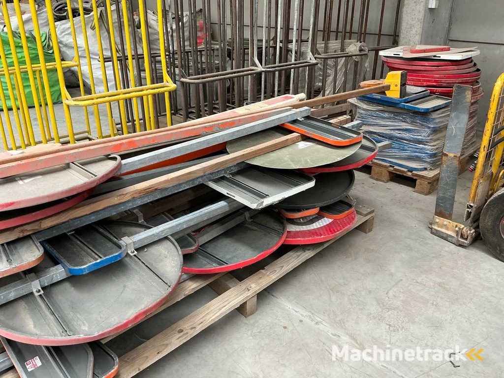 Viele Verkehrsschilder signalisieren / Straßensperren