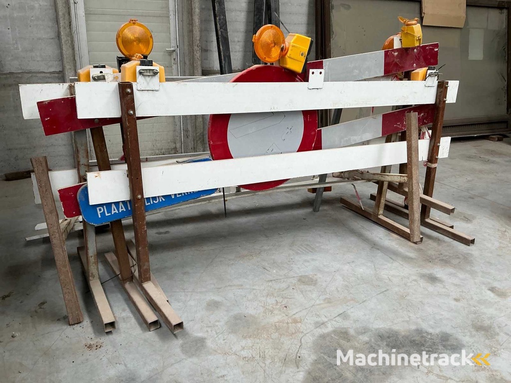 Viele Verkehrsschilder signalisieren / Straßensperren