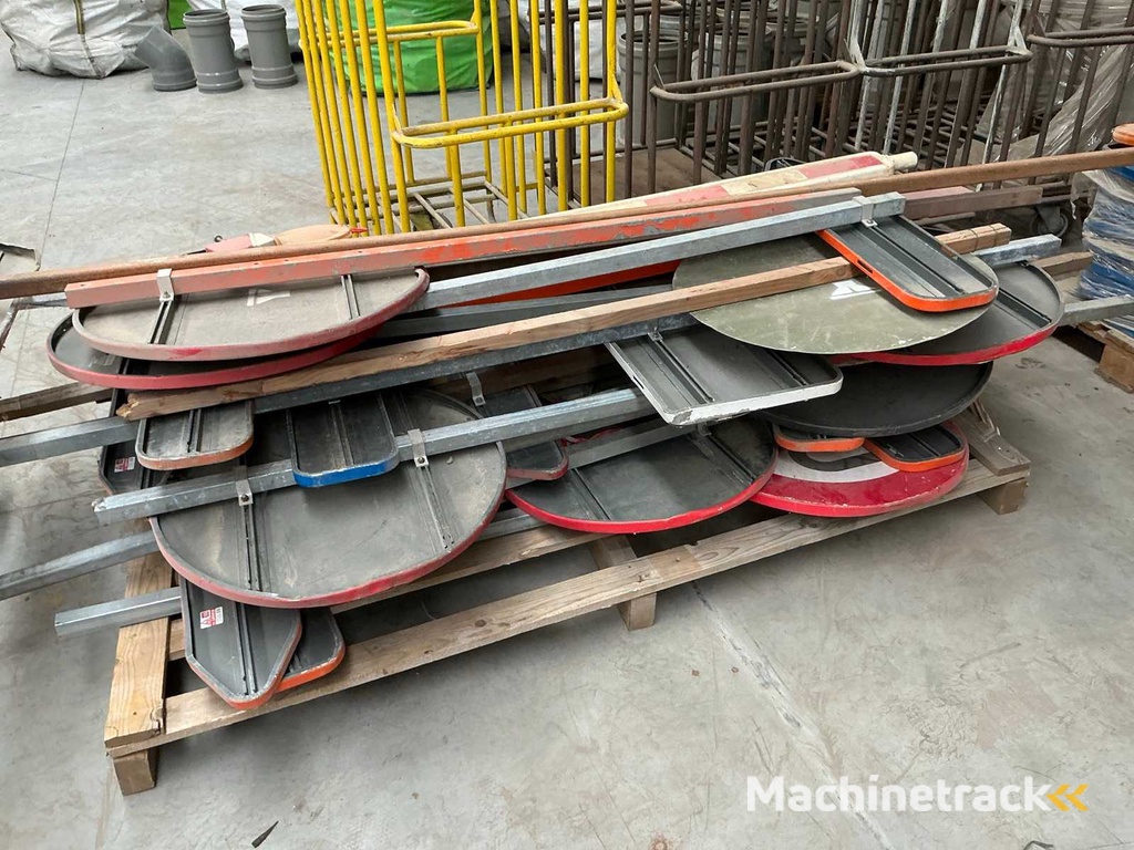 Viele Verkehrsschilder signalisieren / Straßensperren