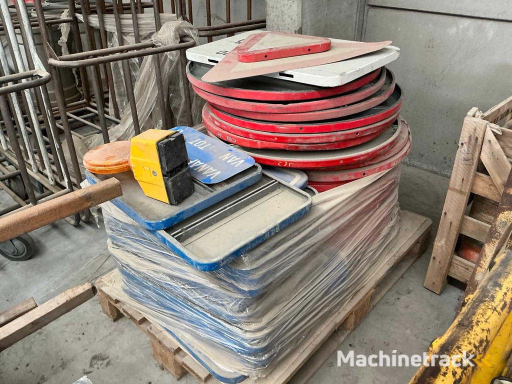 Viele Verkehrsschilder signalisieren / Straßensperren