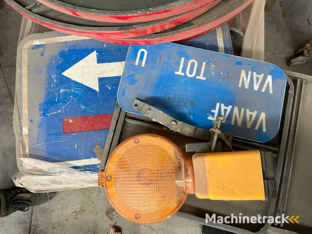 Viele Verkehrsschilder signalisieren / Straßensperren