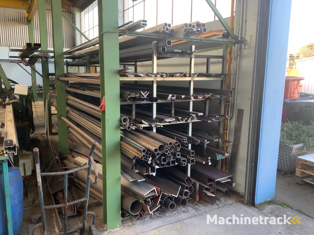 Personalmaterial in 2 Positionen