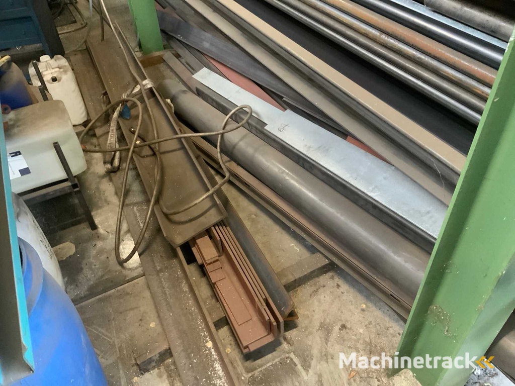 Personalmaterial in 2 Positionen