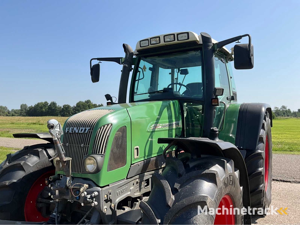 2001 Fendt Favorit 716 Vario All-wheel drive farm tractor