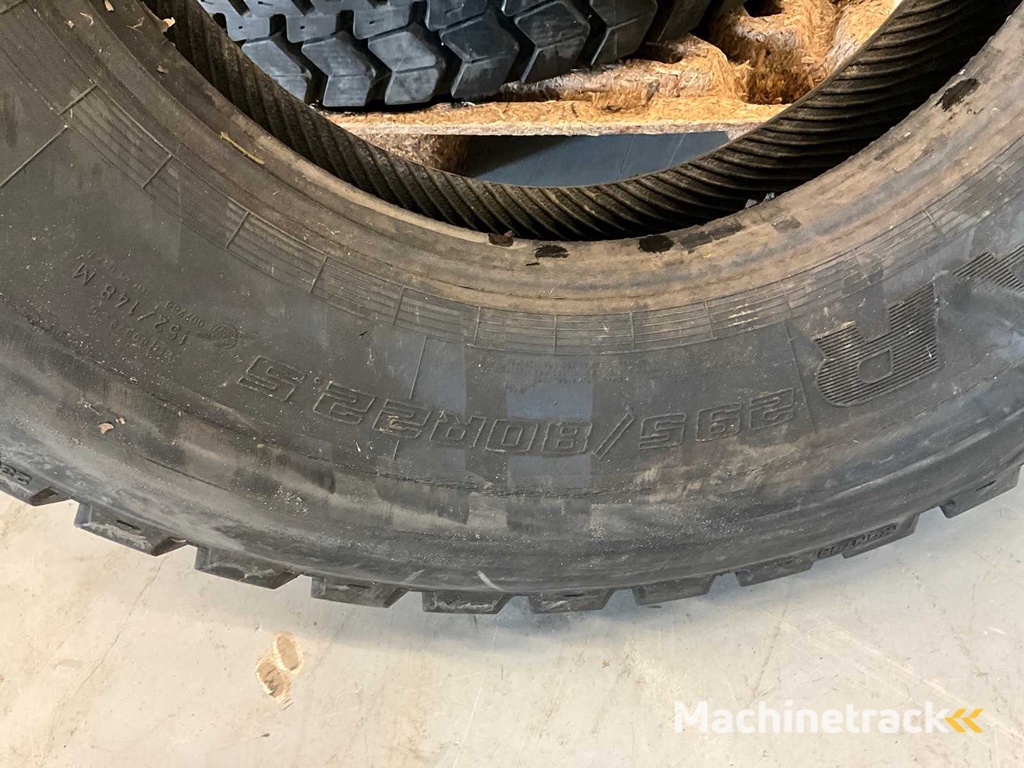 4x 295/80 R22.5 Retread Vrachtwagenband