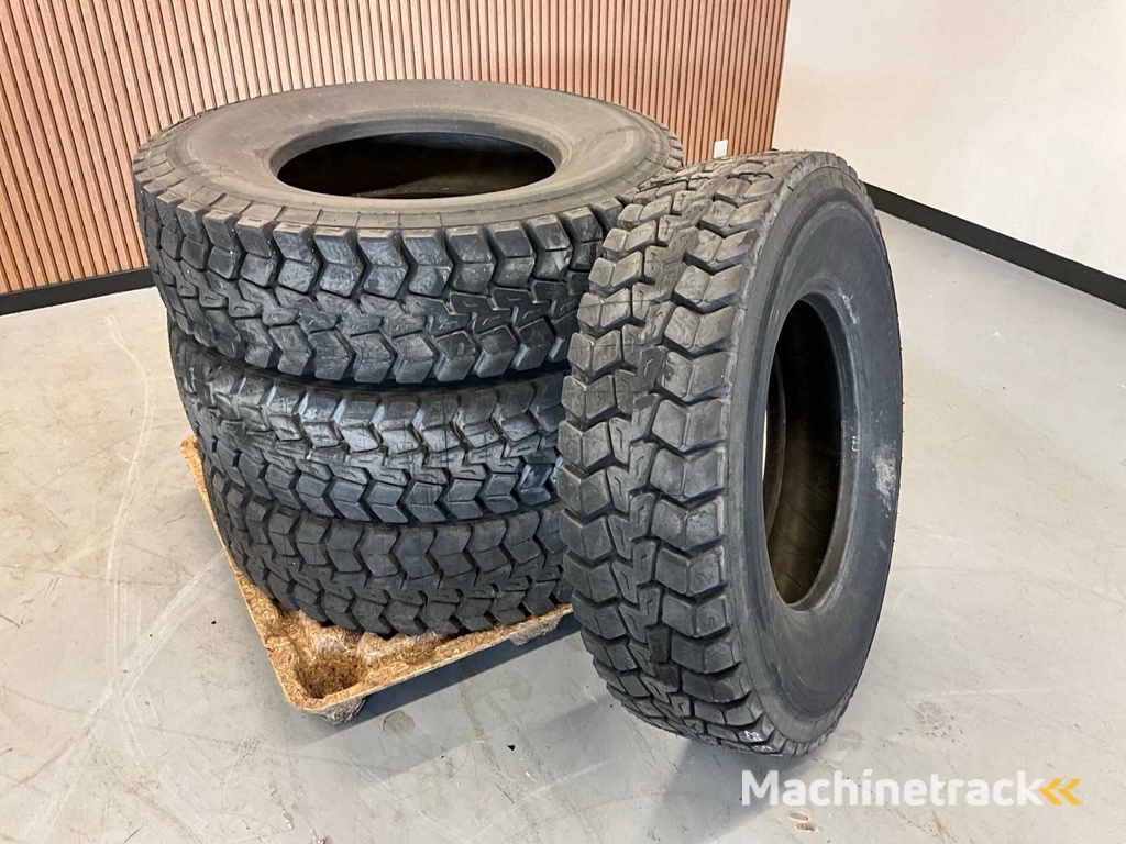 4x 295/80 R22.5 Runderneuerter LKW-Reifen