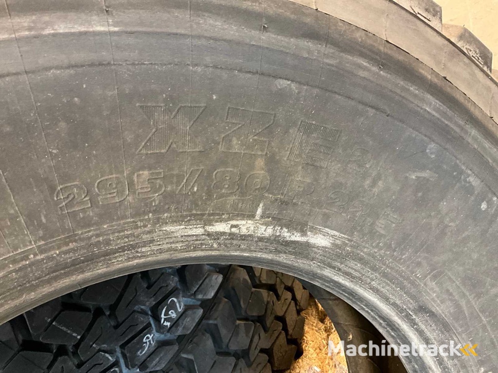 4x 295/80 R22.5 Runderneuerter LKW-Reifen