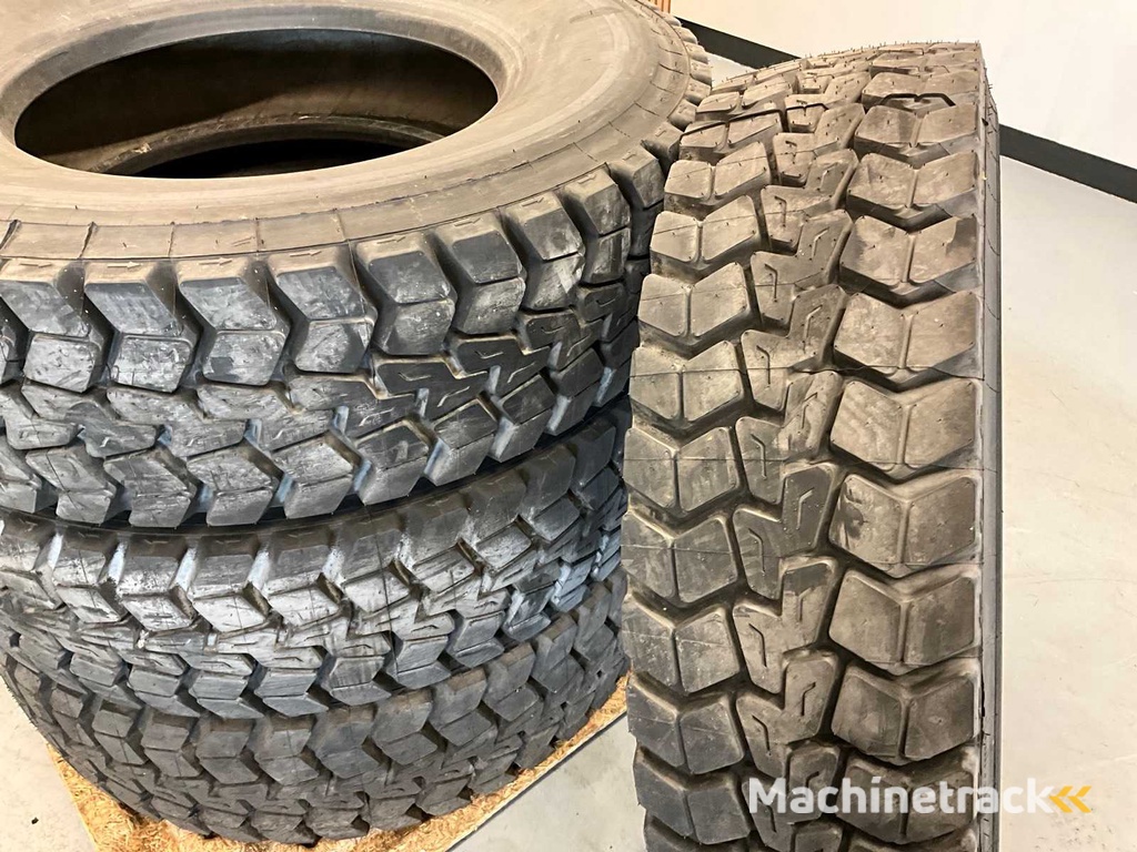 4x 295/80 R22.5 Runderneuerter LKW-Reifen