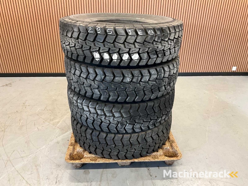 4x 295/80 R22.5 Runderneuerter LKW-Reifen