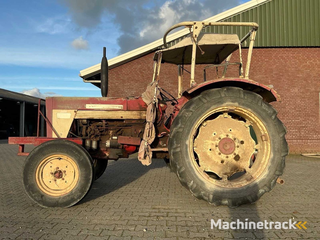 1972 International 724 Two-wheel drive farm tractor