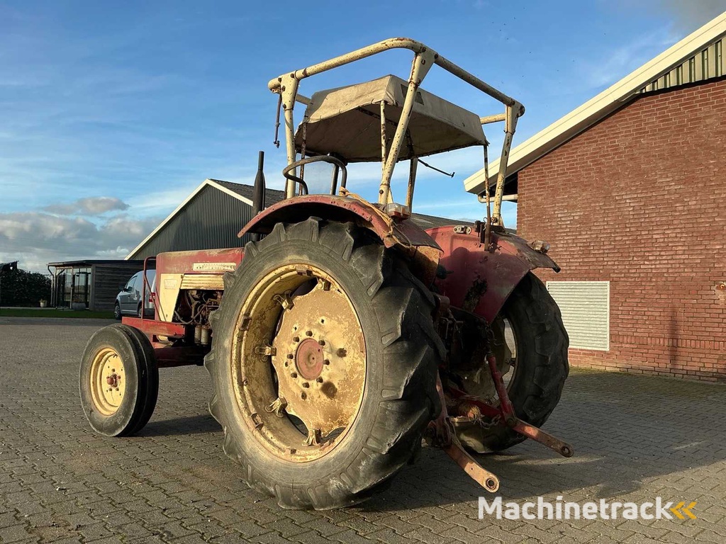 1972 International 724 Two-wheel drive farm tractor