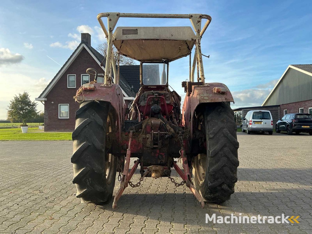 1972 International 724 Two-wheel drive farm tractor