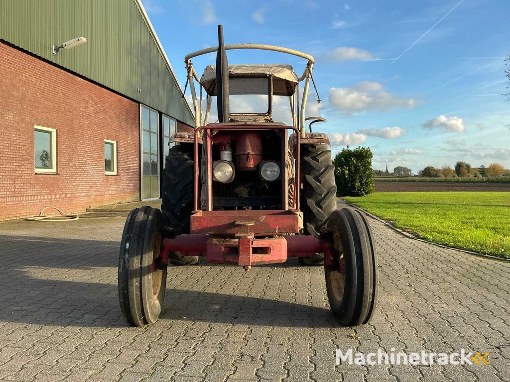 1972 International 724 Two-wheel drive farm tractor