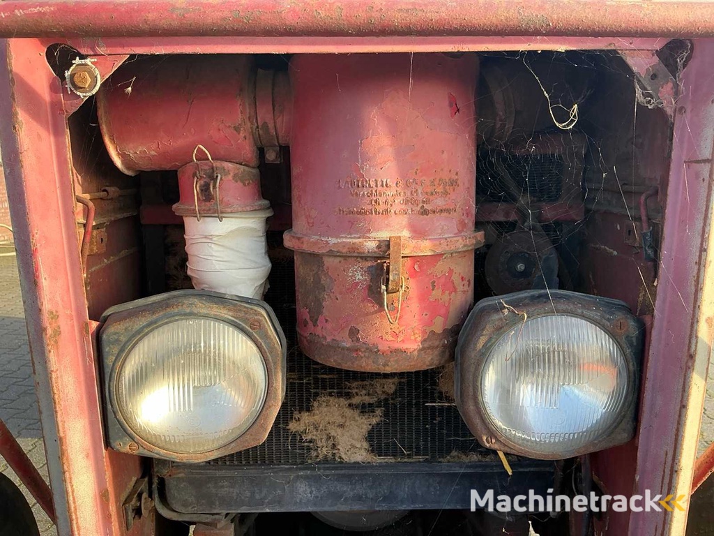 1972 International 724 Two-wheel drive farm tractor