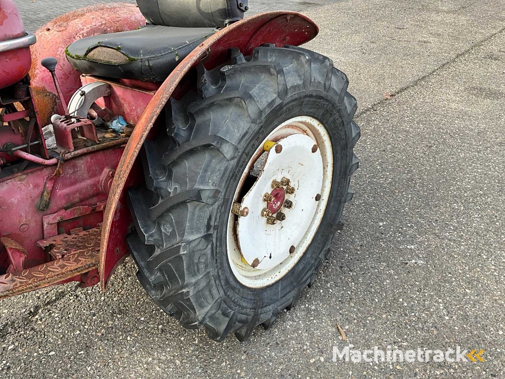 Renault Super 7 Narrow Track Oldtimer tractor