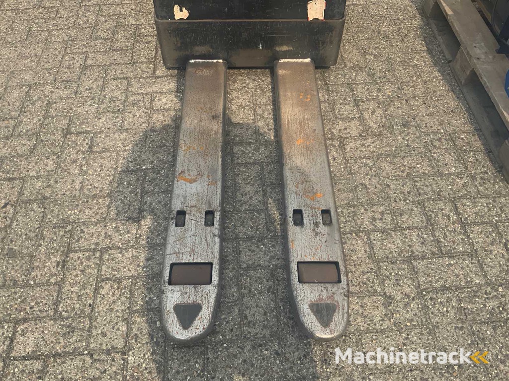 2013 Crown WT-3040 Stapelaar