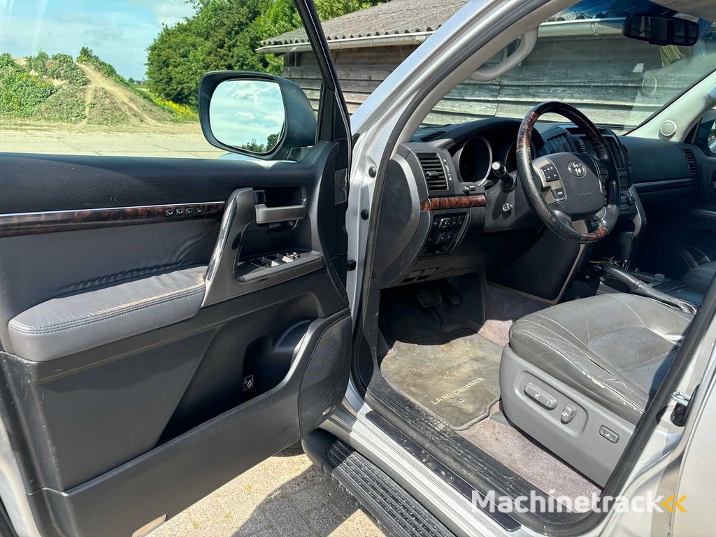 Toyota - Land Cruiser V8 - 4.5 D-4D V8 Exec. 7p. - PKW - 2012