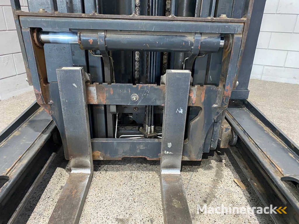 Linde - 2015 - R16 - Reach truck